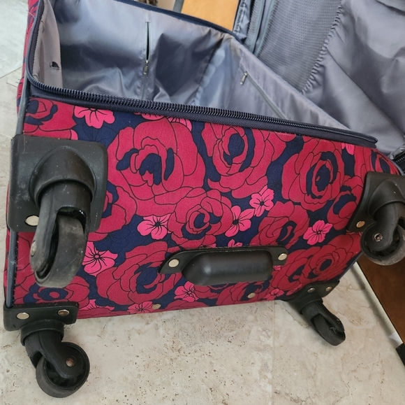 American Flyer Red Rose Suitcase Spinner Luggage 27 x 16 x 8 - Picture 8 of 11